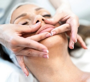 Queen’s Lifting Facial - Királynő Lifting arcmasszázs tanfolyam